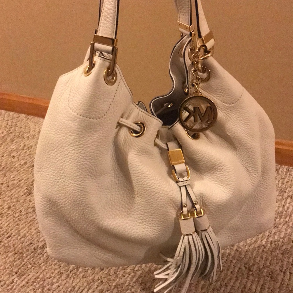WINTER WHITE MICHAEL KORS BUCKET BAG